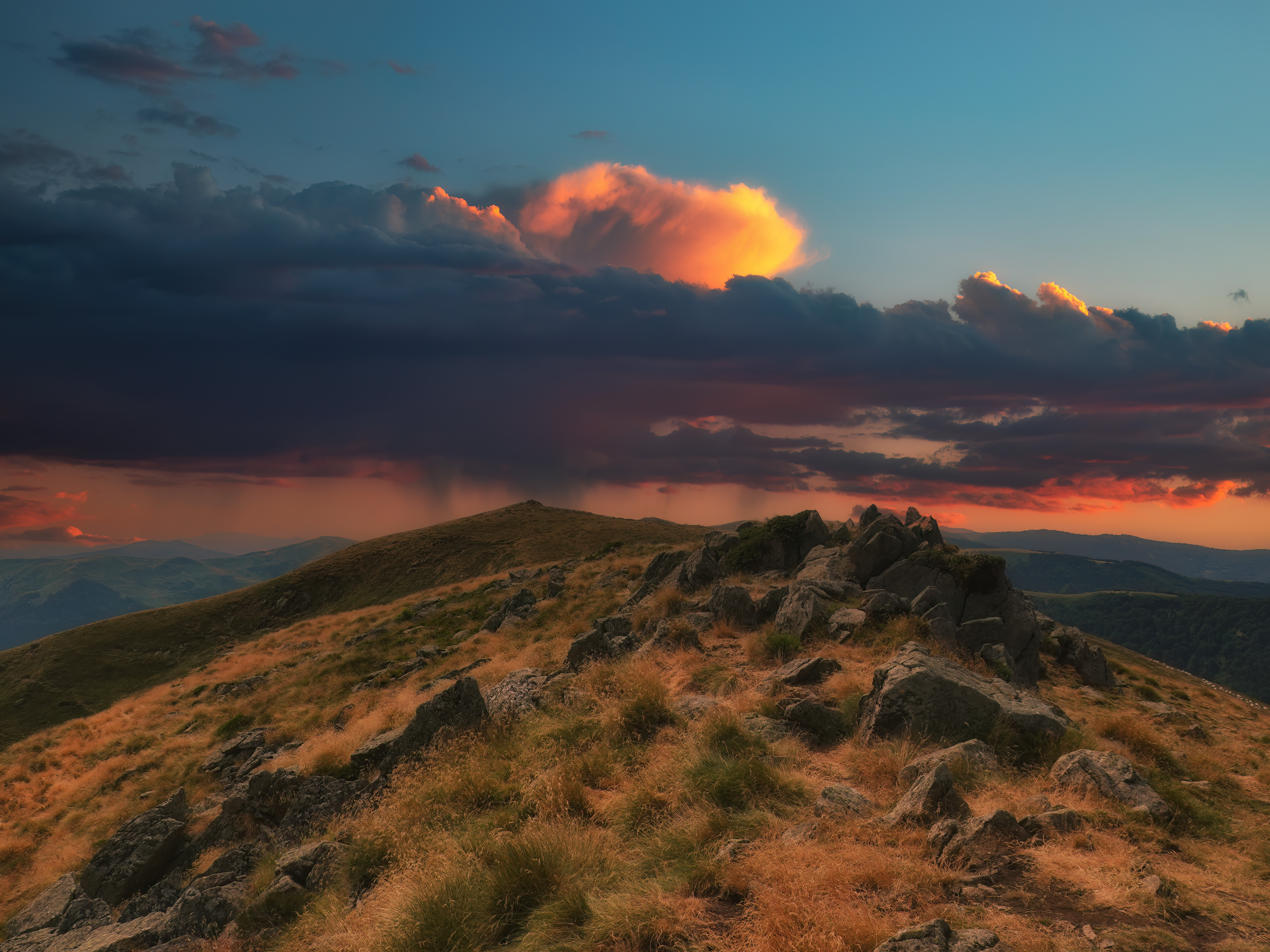 Orage en feu au sommet ጠ Coucher de soleil sur le Prat d'Albis / Rocher de Batail